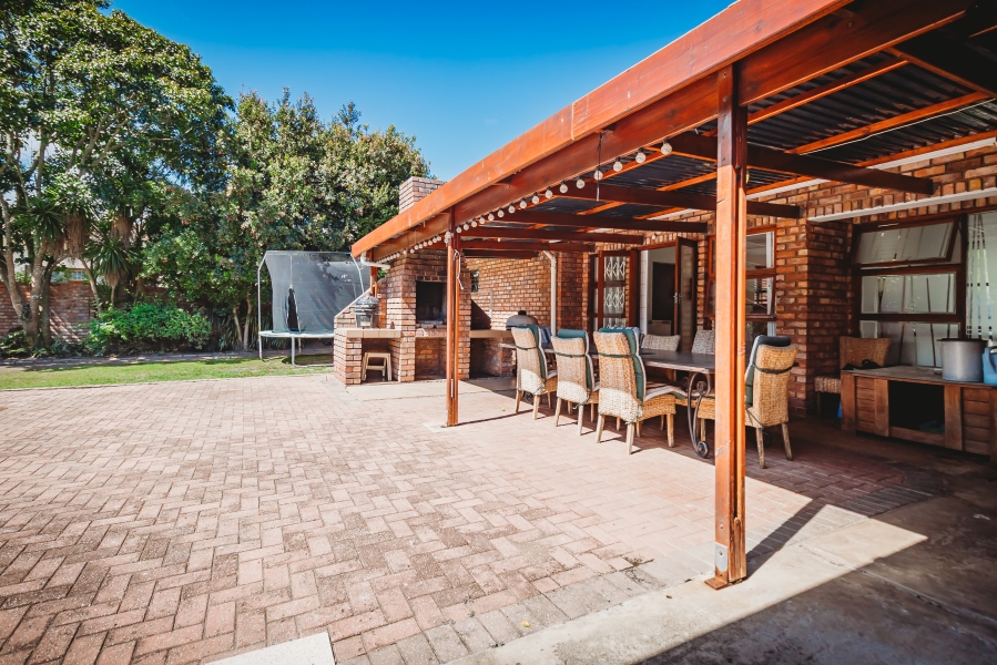 4 Bedroom Property for Sale in Loerie Park Western Cape